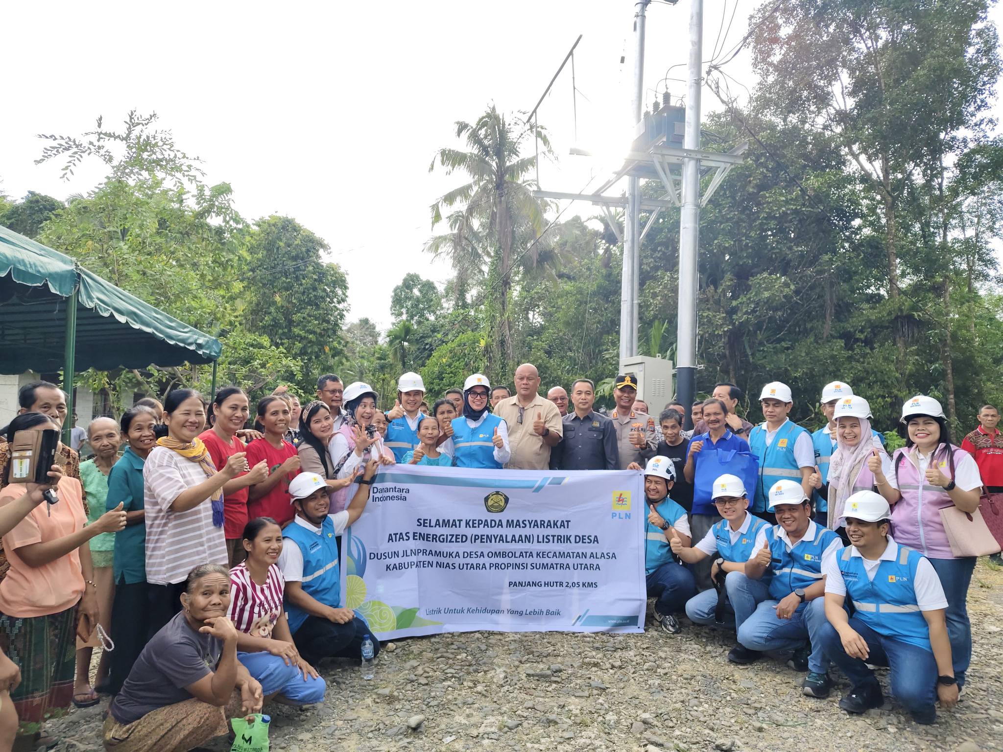 BUPATI DAN WAKIL BUPATI NIAS UTARA BERSAMA DIREKTUR DISTRIBUSI PT PLN RESMIKAN JARINGAN LISTRIK DESA (LISDES) DI DESA OMBOLATA KECAMATAN ALASA