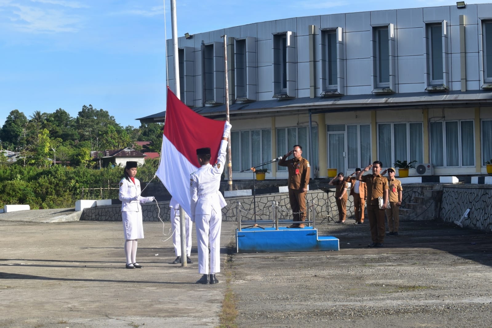 UPACARA PENAIKAN BENDERA DI LINGKUP PEMERINTAH KABUPATEN NIAS UTARA