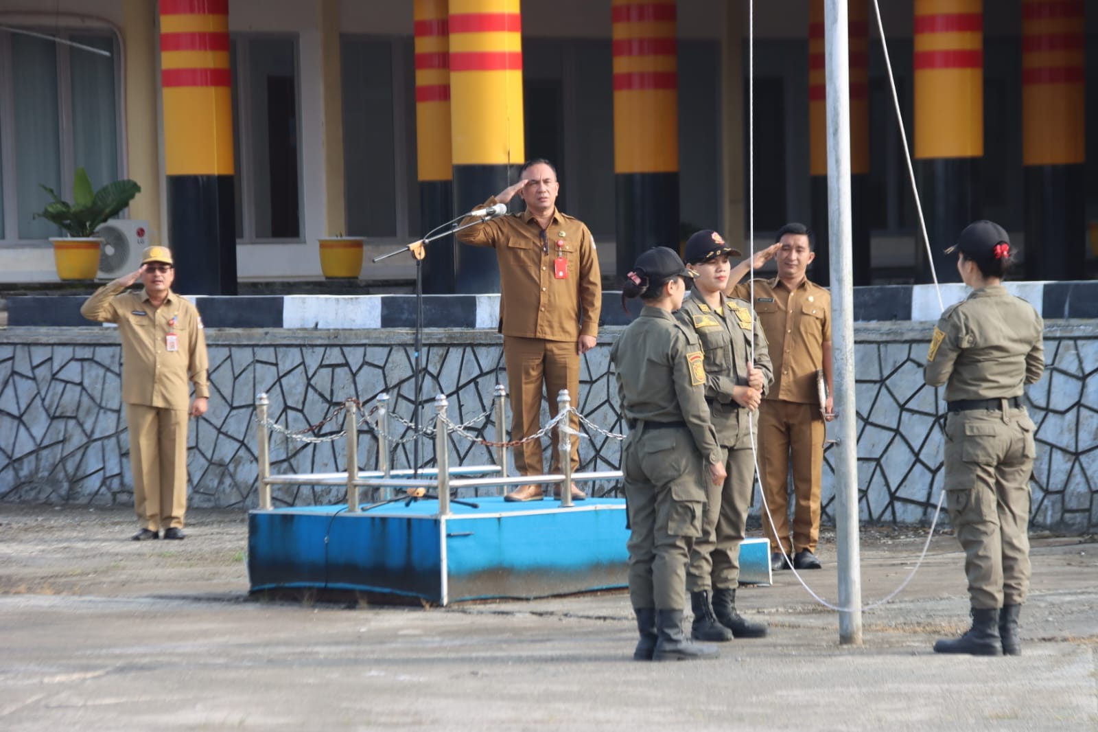 UPACARA PENAIKAN BENDERA LINGKUP PEMERINTAH KABUPATEN NIAS UTARA