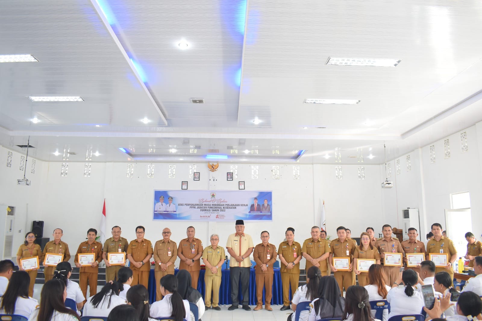 PENYERAHAN SURAT KEPUTUSAN PERPANJANGAN MASA KERJA PPPK JABATAN FUNGSIONAL KESEHATAN FORMASI TAHUN 2022